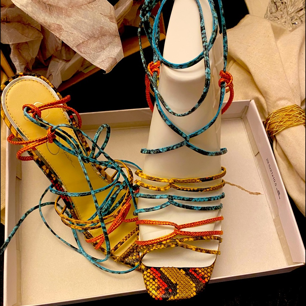 Multi color wrap heel